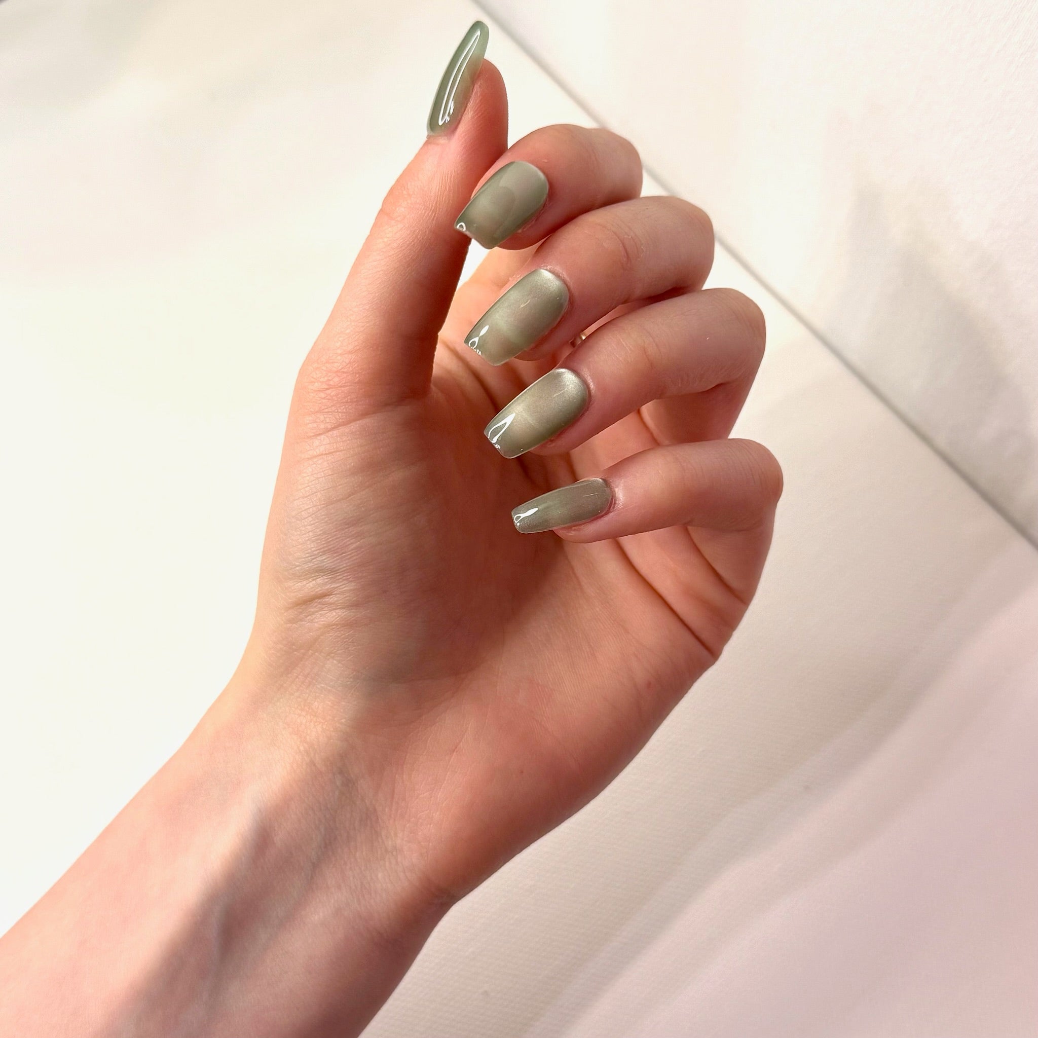 Green round light (Short - Square) | Press - on Nails by Clawsie