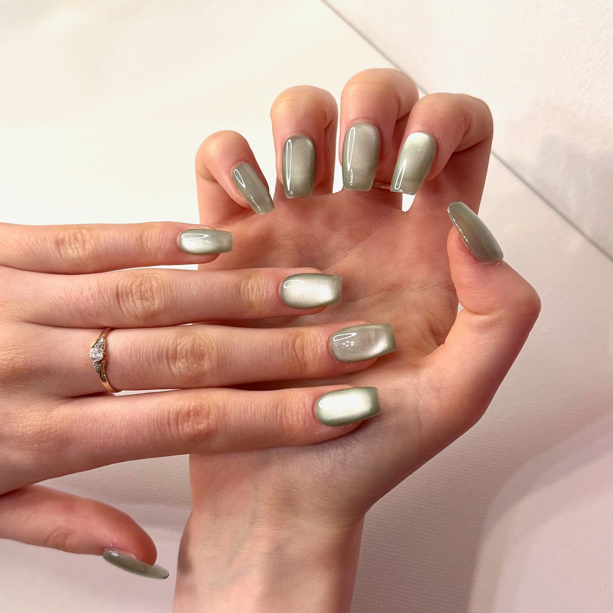 Green round light (Short - Square) | Press - on Nails by Clawsie